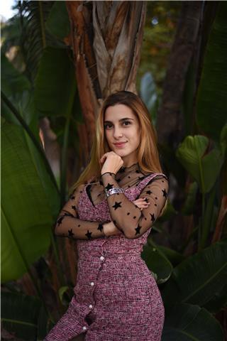 Imparte clases de inglés para todas las edades y niveles. poseo el c2 de cambridge y he estudiado en estados unidos, en el hannover high en el estado de new hampshire. también poseo experiencia demostrable como profesora de inglés