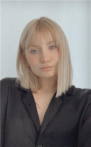 Profesora de inglés imparte clase a niños/as de todas las edades