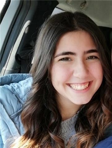 Laureanda in scienze dell'educazione impartisce lezioni a bambini di scuola elementare, ragazzi di scuola media e superiore