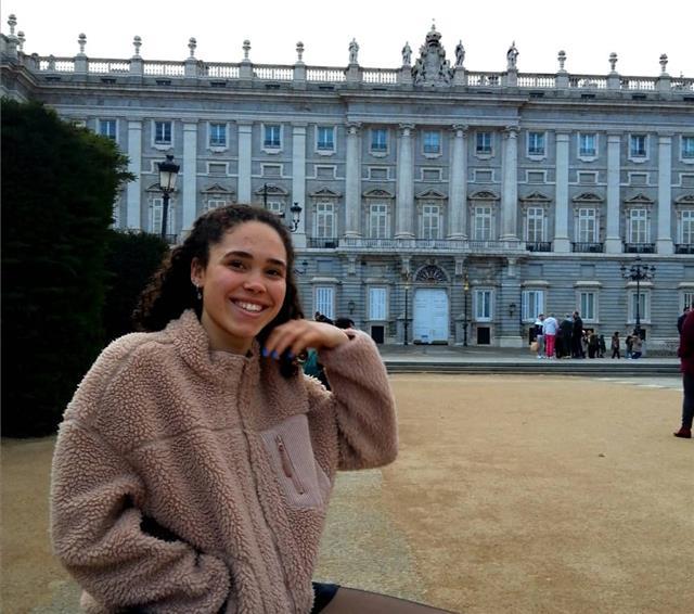 Soy estudiante de universidad. me oferto para dar clases. he dado clases de ingles anteriormente a una alumna de 4º de la eso