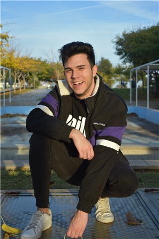 Soy un estudiante de turismo actualmente especializado en la materia de inglés. Me gustaría impartir clases a alumnos de primaria y infantil y a personas que se quieran especializar en el sector turístico