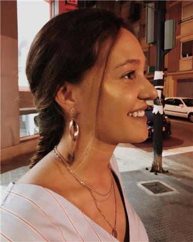 Doy clases de lengua castellana y literatura, latín y griego, historia, filosofía, historia del arte, inglés y matemáticas