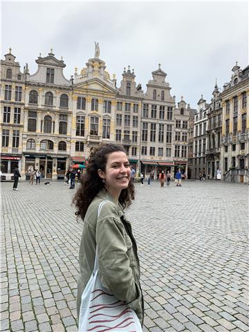 Ragazza di madrelingua inglese con certificazione TEFL offre lezioni private a Firenze e dintorni, sia online che in presenza