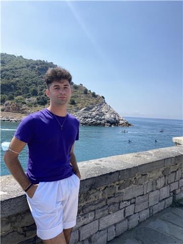 Ragazzo di anni 23 pluridiplomato, in provincia di Lucca, impartisce ripetizioni di italiano, spagnolo, matematica per scuole elementari e medie. 
Disponibilità immediata, buona collaborazione e ottimi rapporti sociali