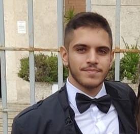 Studente di infermieristica, diplomato allo scientifico, impartisce ripetizioni di matematica, inglese, scienze ed italiano, per scuole elementari e medie