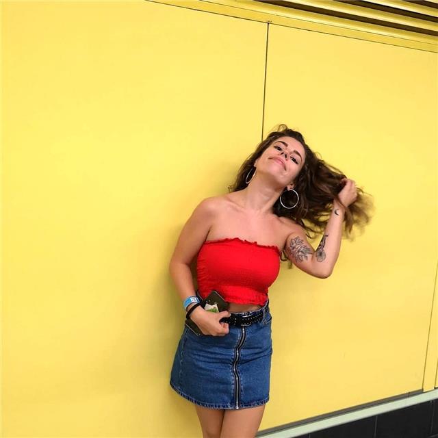 Studentessa universitaria impartisce lezioni di storia per ragazzi e ragazze dalle elementari, medie e superiori