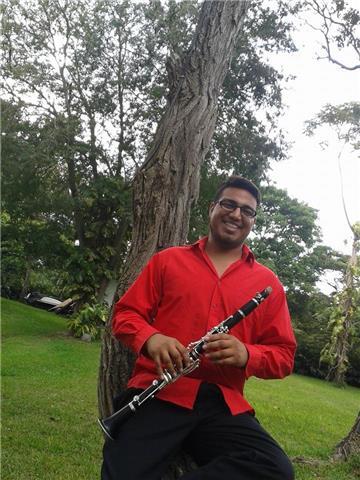 Licenciado en música, armonía, composición, lenguaje, clarinete, saxofon y bajo