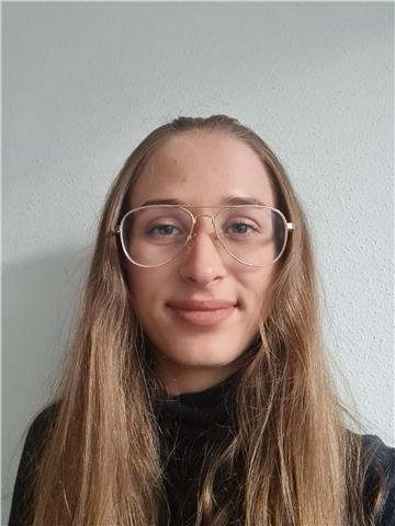Soy francesa nativa llevas de 15 años en España. Puedo dar clase a niños de entre 5 a 12 años