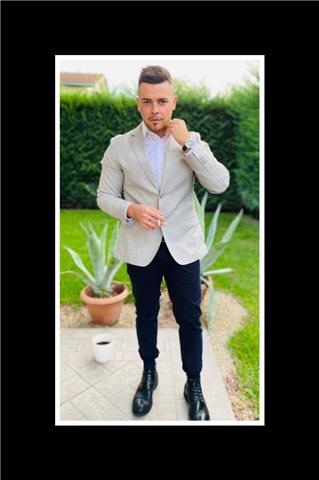 Diploma liceo classico, tutt’ora studente di giurisprudenza al terzo anno, offre ripetizioni per le seguenti materie:-diritto (medie, superiori)-italiano e grammatica (medie, superiori)tariffa: tra i 15 e all’ora