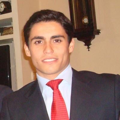 Ingeniero enseña a alumnos de secundaria, bachillerato y primaria matemáticas, física y química