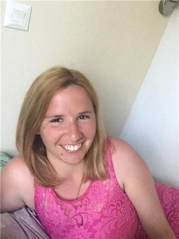 Diplomata al liceo psicopedagogico impartisce lezioni di inglese e italiano a ragazzi delle scuole medie ed elementari