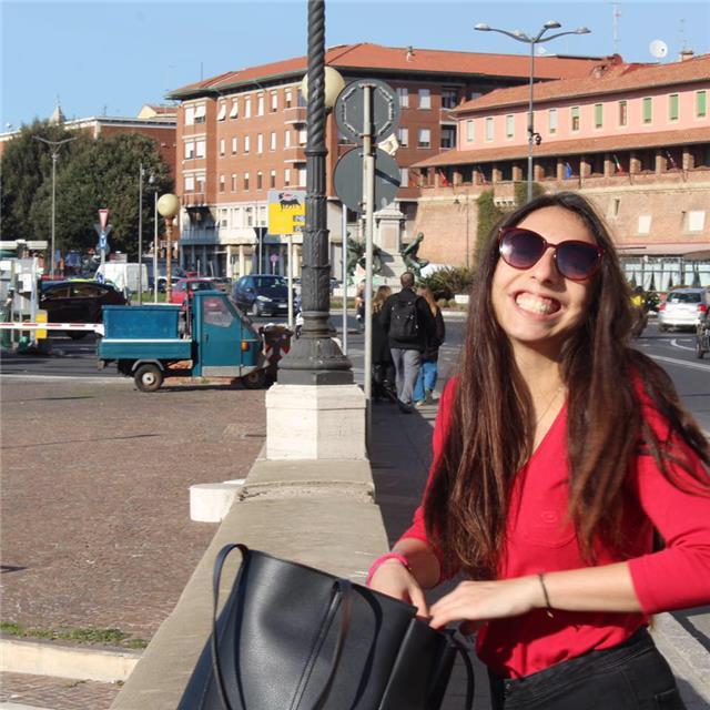 Studentessa universitaria disponibile per elementari e medie