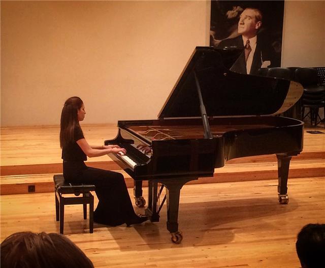 Insegnante di pianoforte laureata presso Conservatorio L. Cherubini, impartisce le lezioni di pianoforte, solfeggio e teoria