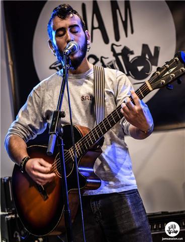 Doy clases de música a nivel inicial y medio, así como de guitarra