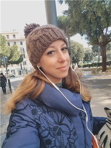 Ex studentessa di giurisprudenza, liceo linguistico