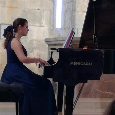 Diplomata in pianoforte, insegnante pluriennale offre lezioni di pianoforte e teoria musicale per tutte le età e livelli