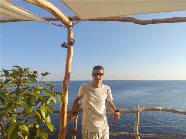 Soy un joven que acaba de terminar él grado de educación primaria en euskera. ademas, he realizado seis cursos relacionados con lo estudiado. estoy capacitado para dar clases a alumnos de educación primaria como secundaria en todas las asignaturas (en eus