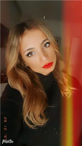 Ho frequentato 5 anni di Liceo Scientifico, diplomata l’anno scorso (esatto ho appena 20 anni!) ma la matematica è sempre stata facile per me, i concetti avendoli chiari, sono in grado di renderli chiari anche agli altri! 
Sono iscritta al primo anno di v