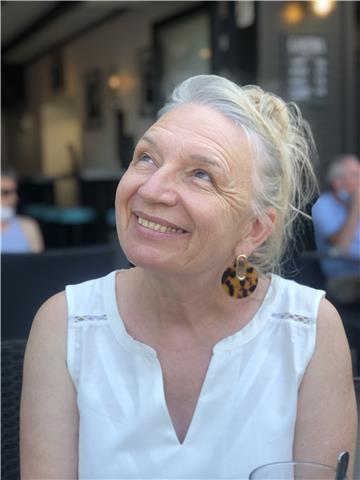 Psychanalyste, titulaire d’un Master en philosophie, j’aime les mots et j’aime transmettre ma passion. Pour bien écrire en français, il faut trouver le lien avec soi. Apprendre & s’exprimer : un mélange efficace !