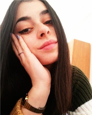 studentessa universitaria munita di una buona conoscenza della lingua inglese e certificato di livello B1 Pet