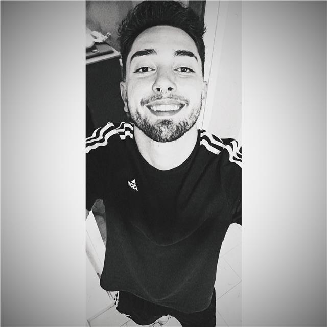 Estudiante con alto nivel de inglés y b1 excelente certificado se ofrece para clases a alumnos de 2° de la eso e inferiores