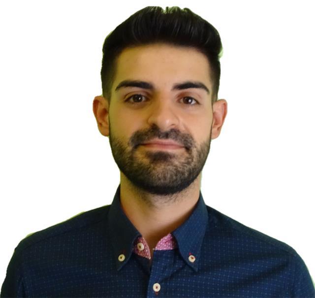 Profesor con titulación imparte clase de biología y geología, física y química y matemáticas