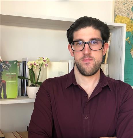 Sono laureato in Lingue e Letterature Straniere ed offro la mia disponibilità per preparare esami di lingua e come aiuto compiti