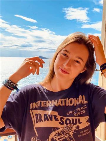 Tengo el advanced de inglés y se también portugues y frances. actualmente estudio periodismo bilingüe. he estado largas estancias en eeuu e inglaterra