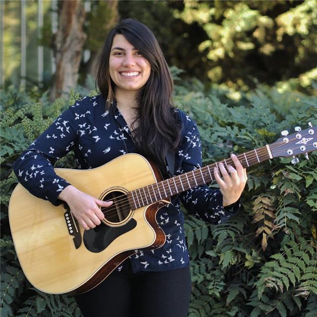 Chica con 15 años de experiencia da clases de guitarra y canto a domicilio en cualquier parte de madrid