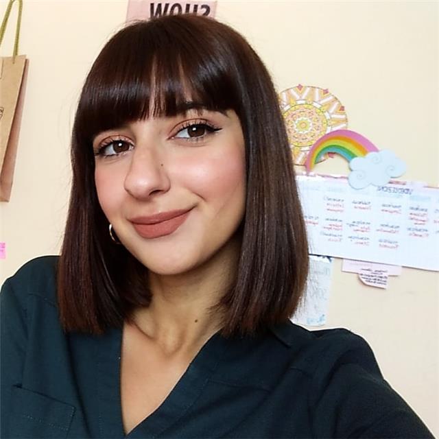 Ragazza diplomata al Liceo linguistico dà lezioni di italiano per bambini di scuola elementare