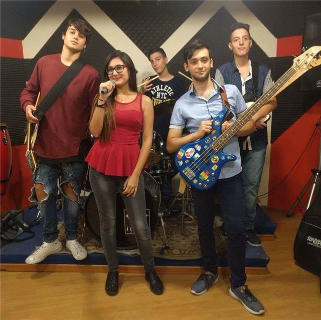 diplomato istituto tecnico, musicista