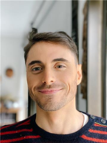 Profesor de guitarra ofrece clases particulares exclusivamente online para principiantes. aprende fácil y rápido!