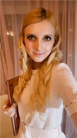 Professeur de russe (la langue maternelle) avec une formation supérieure et donne des cours via Skype