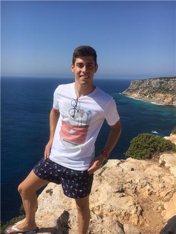 Imparto clases de todo tipo de asignaturas, para niños de primaria y eso. 6 años de experiencia trabajando en escuelas de verano