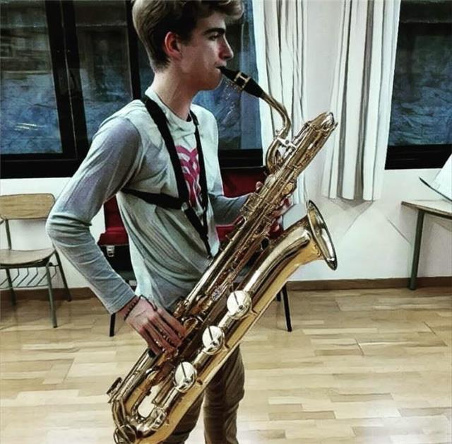 Professor de música amb especialitat d'instrument saxòfon