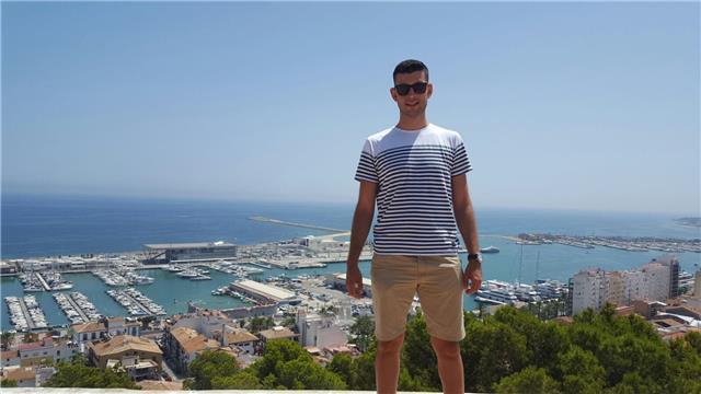 Biólogo da clases de ciencias en general a nivel de eso