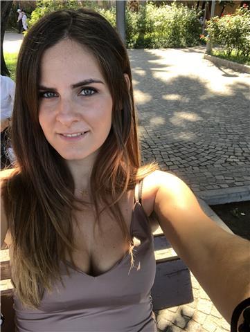 Sono laureata magistrale ijbeconomia aziendale , ho fatto due esperienze di studio all esterno in spagna ed in francia. Parlo un buon inglese ed un ottimo spagnolo. Ho conseguito il diploma nel liceo classico più antico di napoli : il vittorio emanuele e 