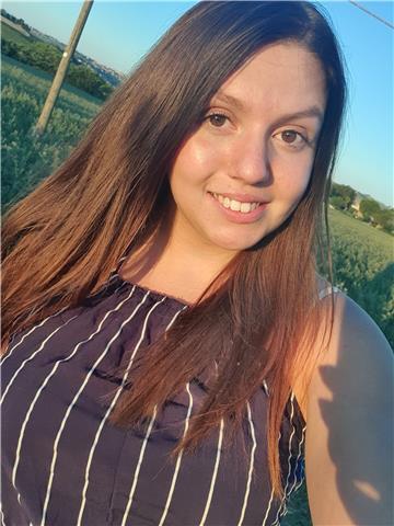 Studentessa universitaria offre lezioni di biologia online per tutti!