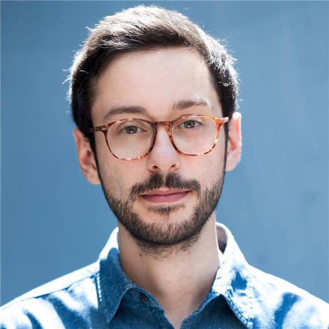 Offro lezioni di Fotografia, Cinema, illuminazione e ripresa Cinematografica. Laureato in Fotografia Cinema e Televisione presso Accademia di Belle A