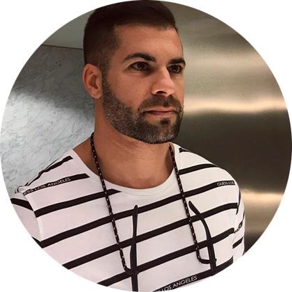 Licenciado en bellas artes y ciclo de artes gráficas e ilustración