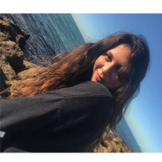 Io mi chiamo Sara e ho 25 anni, mi sto abilitando alla professione di psicologa e da 5 anni mi occupo di doposcuola