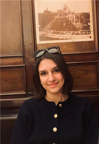 Giovane lavoratrice offre lezioni private di inglese online
