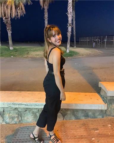 Profesora de educación primaria que imparte clases de diferentes materias a niños entre 3 y 16 años. también doy clases de lengua, matemáticas, asociales, naturales, tecnologia