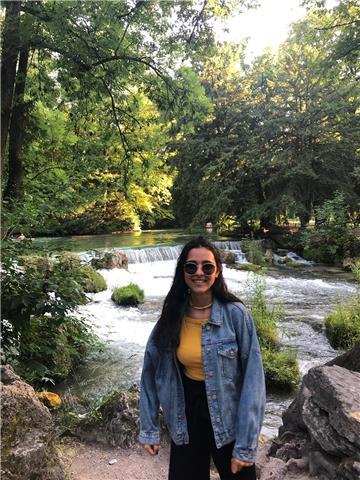 Soy una estudiante de ingeniería de 18 años que da clases de repaso a niños de primaria y la eso. tengo un año de experiencia dando clases de repaso