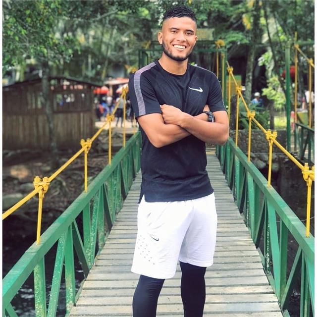 Estudiante de Licenciatura En Educación Física Y Deporte en la Universidad Del Valle Y ex jugador de fútbol en equipos cómo América De Cali, Atlético Fútbol Club y Millonarios