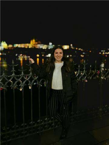 Graduada en Estudios Ingleses. Actualmente cursando máster de prof. Me encanta la enseñanza. Tengo nivel C1 certificado por la Universidad de Sevilla