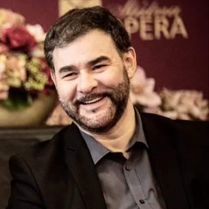 Diplomato al Conservatorio di Milano. Pianista, Compositore, direttore d'orchestra e cantante lirico. Grande esperienza