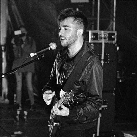 Clases particulares de guitarra y/o ukelele a tu ritmo y a tu gusto. aprendemos a través de tus canciones favoritas