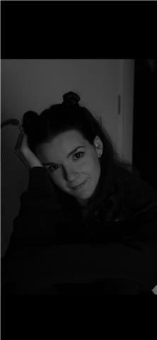 Doy clases económicas de algunas materias a niños de primaria y secundaria. además soy bailarina y podría dar horas destinadas a extraescolares