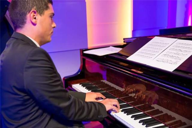 Licenciado en piano y violonchelo imparte clases